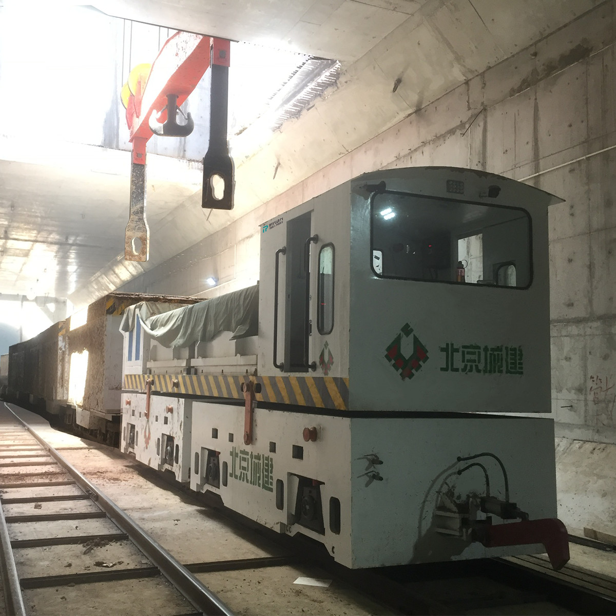 产地中国甘肃燃料类型电气尺寸（长x宽x高）（毫米）9184*2000*3300毫米仪表1200毫米重量85000千克电源110千瓦*4向前启动牵引力220节持续向前牵引166节连续速度8.8Km/h最大速...